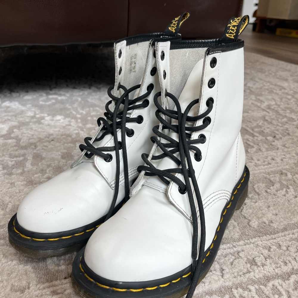Dr Martens White Women’s 8/Men’s 7